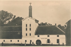 12) Panský pivovar a hostinec v r.1905.