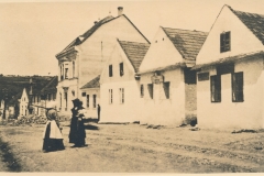 15) Střední část Dlouhé ulice v r.1912.