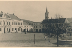 4) Jihovýchodní část náměstí v r.1903.