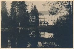 5) Zámek do r.1929 sídlo majitelů Zlínského panství.