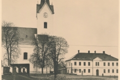 6) Kostel a stará škola vystavěná v r.1857.