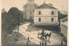 7) Průčelí kostela a staré školy v r.1902.