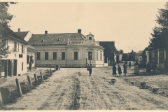 9) Před měšťanskou školou v r.1907.