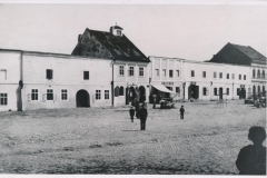 Jižní strana Hlavního náměstí ve Zlíně v r.1902.