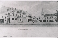 Jihovýchodní část Hlavního náměstí v r.1900.