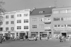 77) Dolní strana náměstí 1990