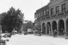 13) Náměstí Míru