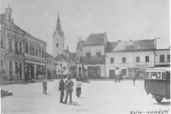 16) Náměstí Míru