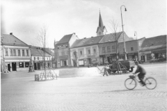 17) Náměstí Míru
