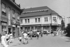 19) Náměstí Míru