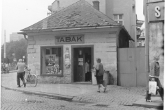 30) Tabák na rohu